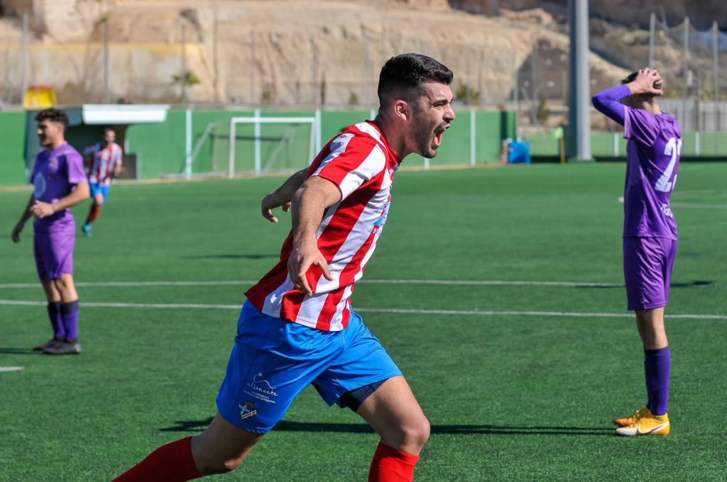 Celebración de Álvaro de la Rosa tras marcar el 1-0 frente al Real Jaén