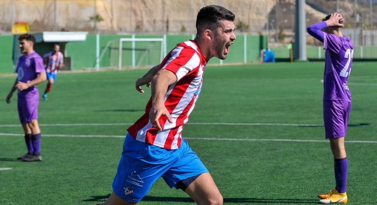Celebración de Álvaro de la Rosa tras marcar el 1-0 frente al Real Jaén